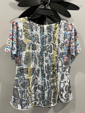 Cubism Multicolor Patterned Short Sleeve Women's Top Size Medium